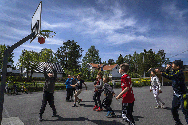 elever spelar basket